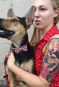 Mažo vilko šuns tatuiruotės modelis ant peties