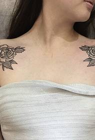 फूलों के टैटू पैटर्न के दोनों तरफ सेक्सी देवी के कंधे महान हैं
