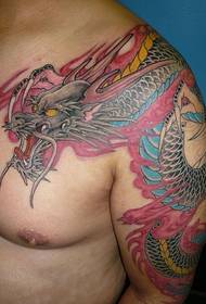 Bel tatuaggio del drago sopra la spalla sulla spalla sinistra dell'uomo