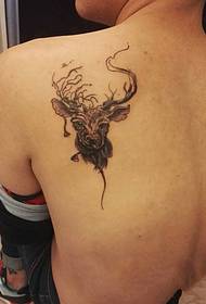 Tatuaje de patrón de hombro de cabeza de ciervo decadente