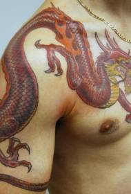 Patrón de tatuaxe de dragón vermello enojado nos ombreiros dos homes
