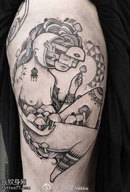Женщина с татуировкой на плече