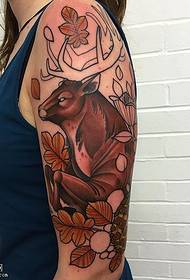 Patrón de tatuaxe de cervo pintado de ombreiro