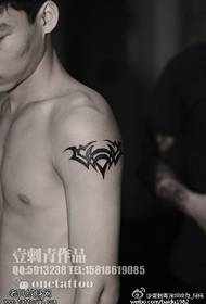 Κλασικό μοτίβο τατουάζ στον ώμο