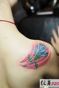 Kvinnlig axel tatuering