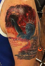 Padrão de tatuagem deusa da liberdade no ombro