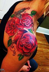 Красиво изглеждаща татуировка на цветя на раменете