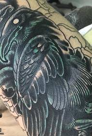 Čierny žeriav tetovanie na ramene