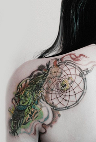 Убава работа со тетоважи за соништа за соништа за рамо