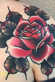 Sarkano ziedu tetovējums uz pleca ir ļoti pievilcīgs