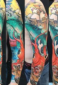 Patrón de tatuaje mundial submarino en el hombro