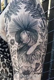 Patrón de tatuaje de pantalla abierta de hombro flor pájaro