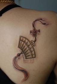 Djevojčica na ramenu mali privjesak uzorak tetovaža