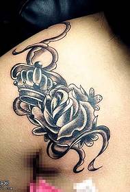 Pečių laimingų gėlių tatuiruotės modelis