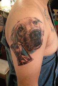 Patrón de tatuaxe na cabeza do can no ombreiro dereito