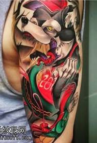 Rameno maľované tetovanie vlčí pes vzor