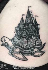 Motif de tatouage Castle sur une carapace de tortue d'épaule
