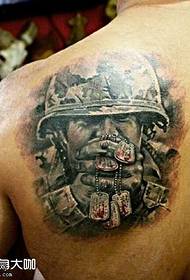 Patrún tattoo saighdiúir den Dara Cogadh Domhanda