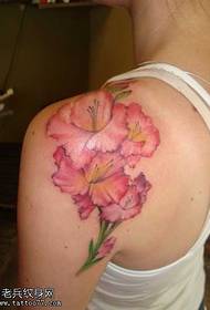 Shoulder pink flower tattoo pattern