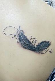 Lijepa i elegantna pero tetovaža na ramenu i leđima