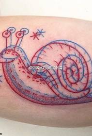 Uzorak tetovaže puževa od trnja na ramenu