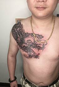 Över axeln är onda drake tatueringsmönster mycket attraktiv