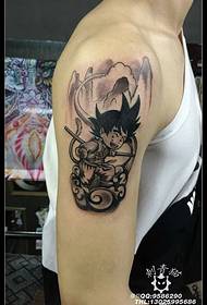 Na ramenu sedam uzoraka tetovaže zmajeve kugle