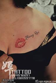 Red Lippen charakteriséiert Tattoo Muster op der Schëller