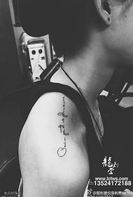 Na ramenu nabrijana povezuje engleski uzorak tetovaža