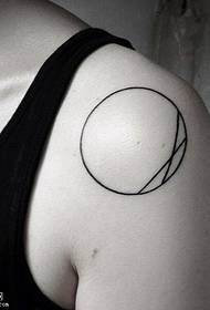 Model de tatuaj rotund în umăr