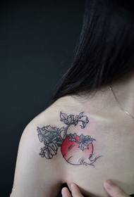 Slatka crvena rotkvica lijep uzorak za tetovažu ramena