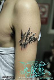 Bambusowy wzór tatuażu na ramieniu