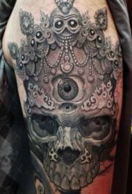 Копия большой руки с изображением татуировки короны черепа и глаз