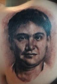 Wzór tatuażu z tyłu portret męski kolor