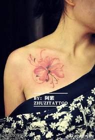 Nydelig blomster tatoveringsmønster med skuldre