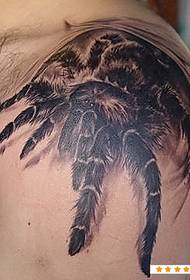 Veldig skummelt svart edderkoppmønster på høyre skulder