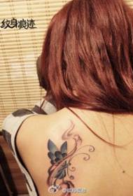 Elegantiškos mergaitės pečių svajonių drugelio tatuiruotės iliustracija