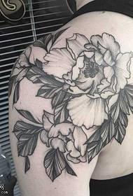 Plecu pelēko ziedu tetovējuma raksts