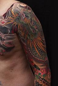 Uzorak tetovaža zmaja na ramenima na lubanji
