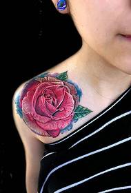 Modna lepotna dišeča ramena z veliko tetovažo rdečega cvetja