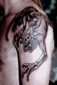 Motif de tatouage démon effrayant rampant sur l'épaule