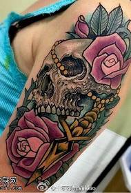 Plecu duncis rožu tetovējuma raksts