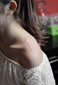 Kvindelige skuldre smukke engelske tatoveringer
