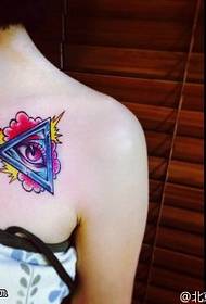 Na ramenu oslikan trokut uzorak tetovaže oka