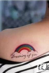 Tatuaje arco iris súper romántico