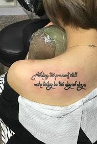 Personības tetovējums tetovējums uz meitenes kreisā pleca
