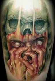 Griezelig realistysk horrorfilm en skull-tatuerepatroan