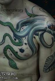 Vzorec tetovaže stopal hobotnice na rami