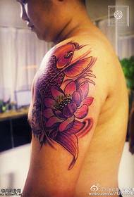 Koi lotusov tatoo vzorec na rami