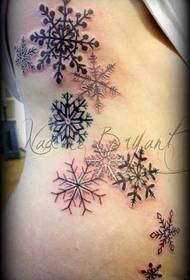 Na ramenu vzorec tetovaže snežinke
